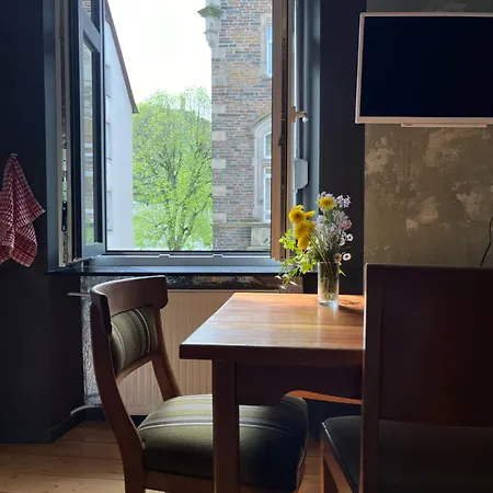 Apartment Vis-a-vis