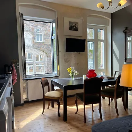 Vis-a-vis Apartment *